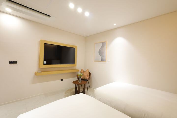 Room 10 of 75
