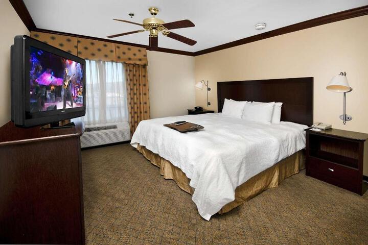 1 King Bed Accessible (8 of 30)