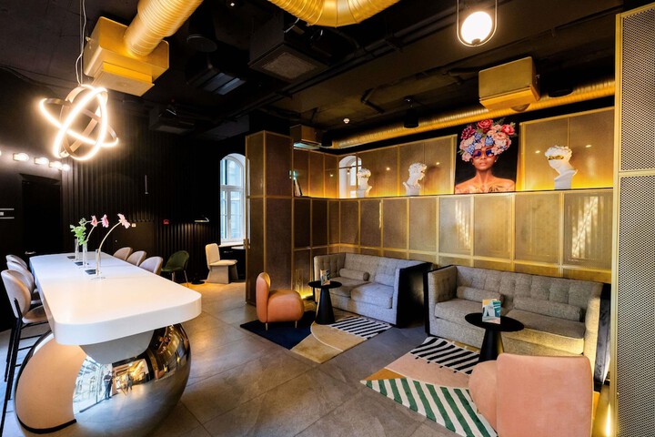 Lounge 163 of 229
