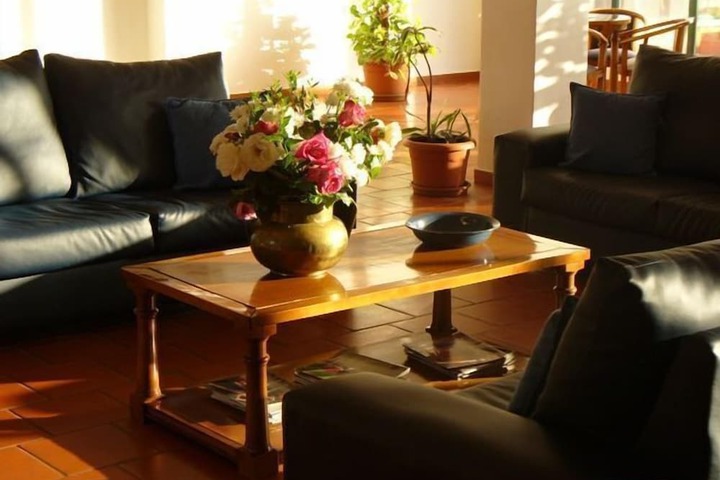Lounge 17 of 33