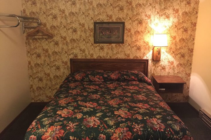 1 Queen Bed (11 of 14)
