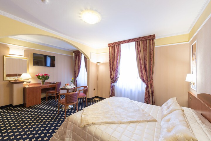 Room 11 of 34