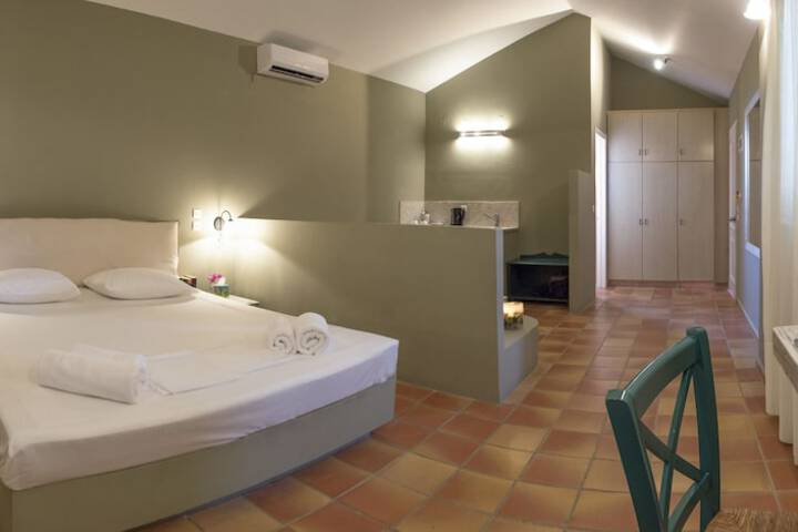 Room 7 of 93
