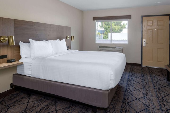 1 King Bed (3 of 14)