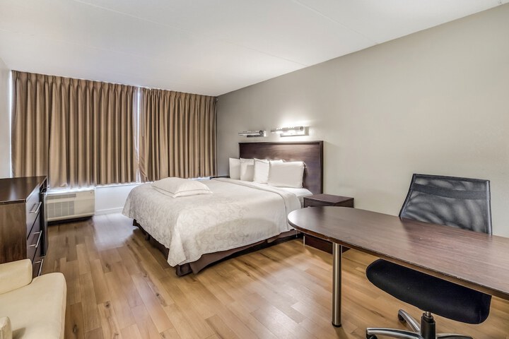 Premium King Bed (4 of 25)