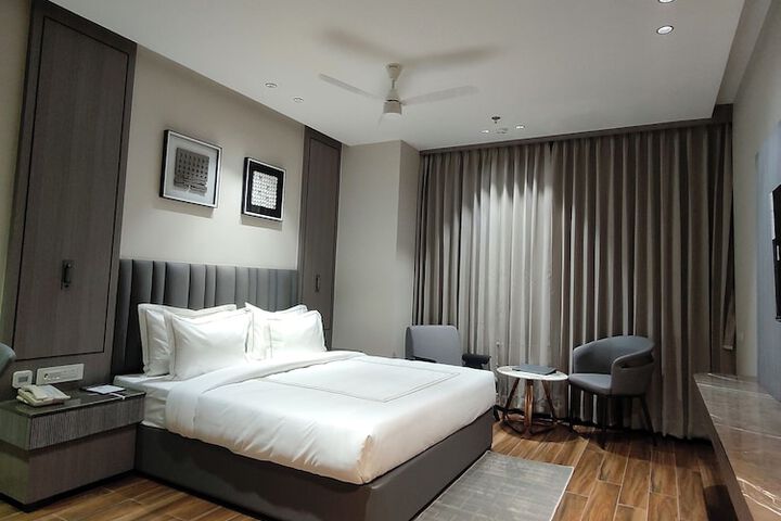 Room 2 of 16