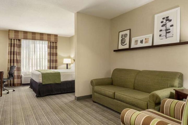 King Accessible Room (3 of 6)