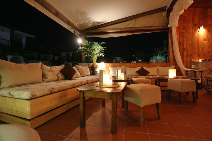 Lounge 76 of 80