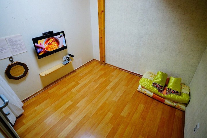 Room 4 of 38