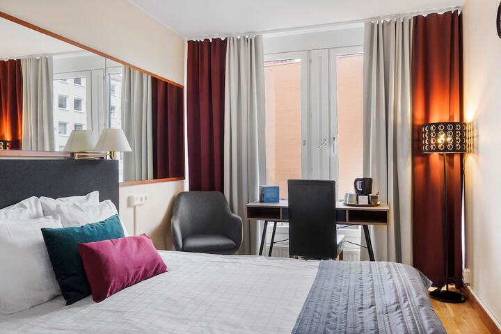 Room 7 of 48