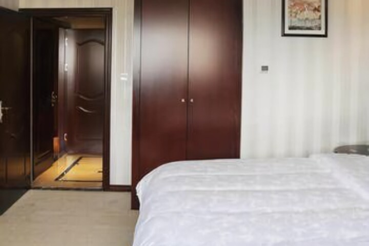 Room 2 of 8