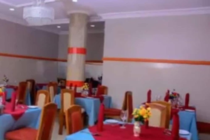 Dining 4 of 12