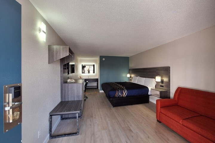 1 King Bed (2 of 7)