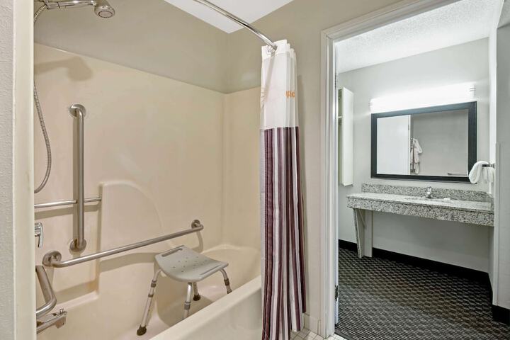Room 18 of 28