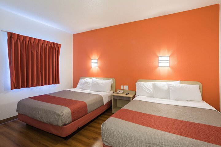 1 Queen Bed (8 of 19)