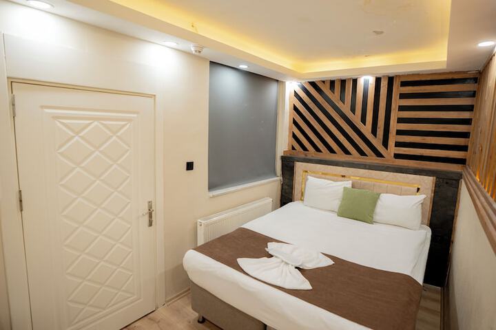 Room 28 of 86