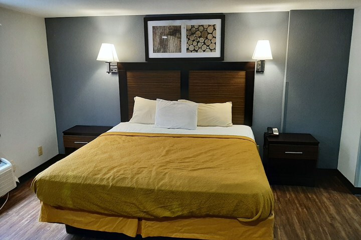 Business King Bed (3 of 9)