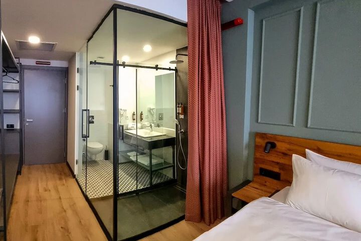 Room 35 of 69