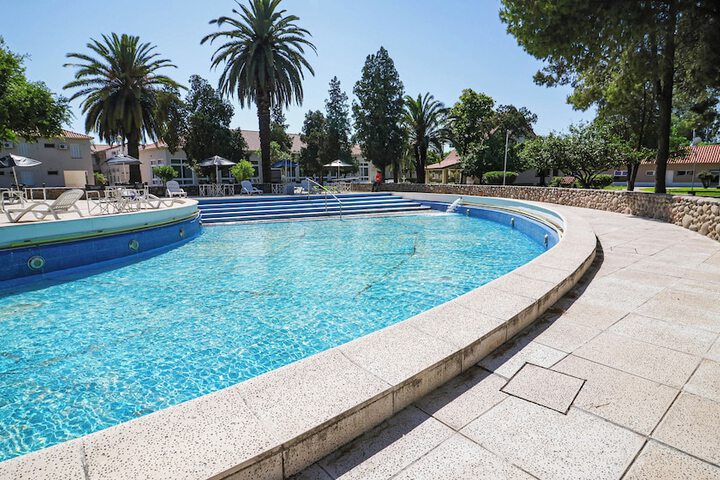 Pool 12 of 26