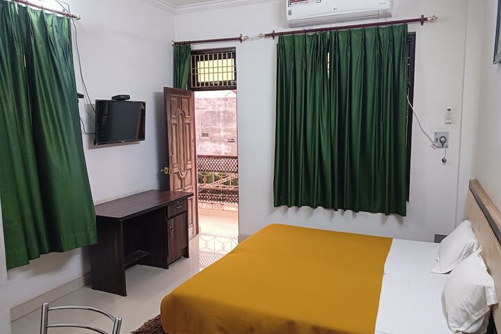 Room 10 of 30