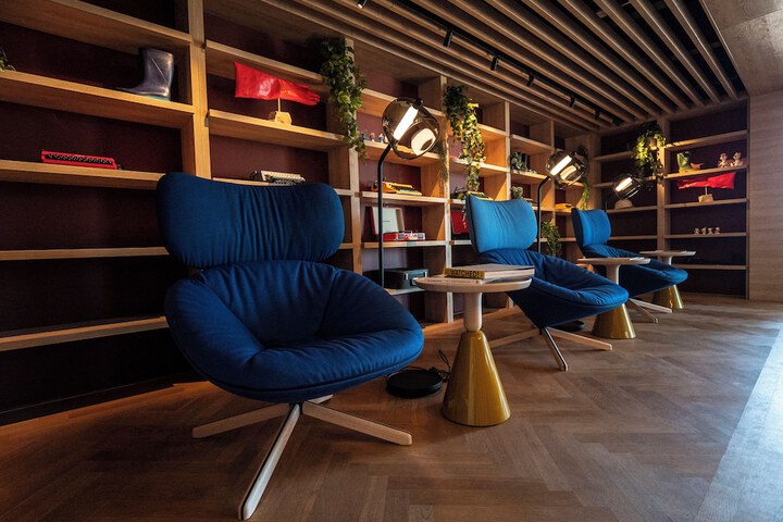 Lounge 36 of 53