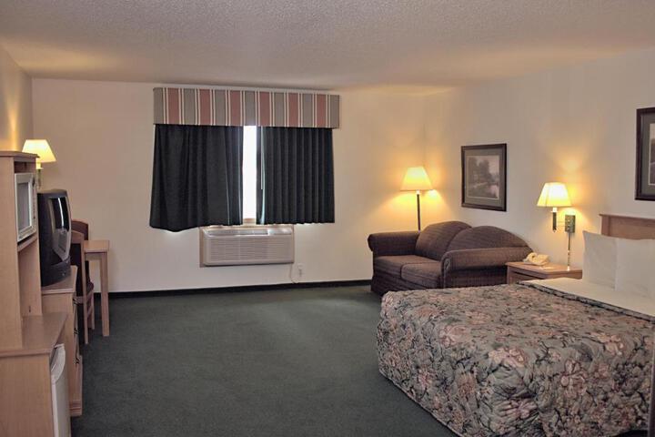 2 Queen Beds (7 of 9)