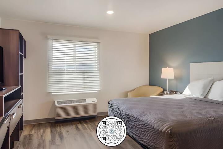 Suite Queen Bed (3 of 8)