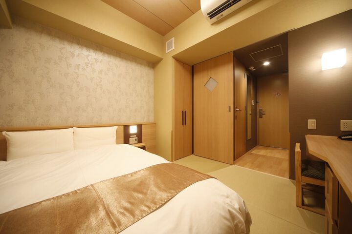 Room 18 of 102