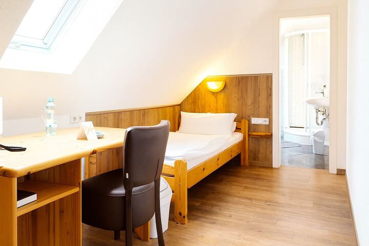 Room 10 of 20