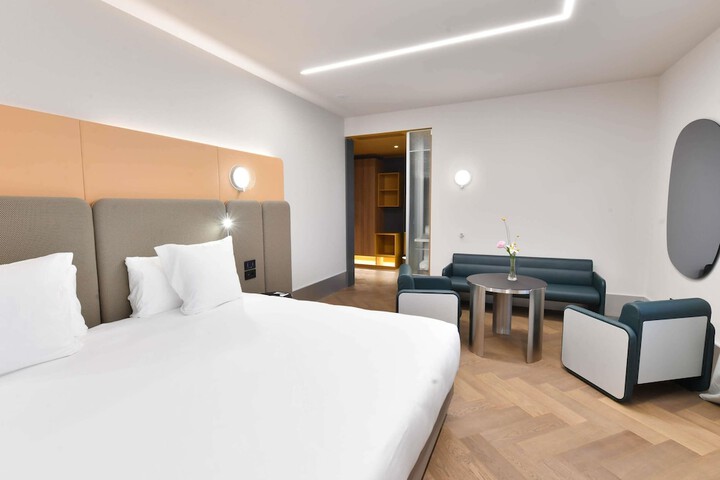 Room 18 of 103