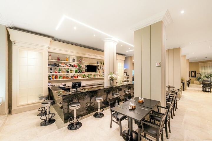Lounge 76 of 91