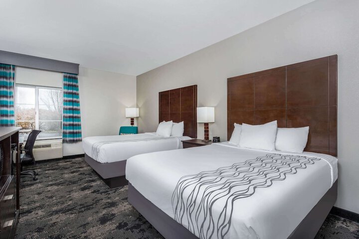 2 Queen Beds (7 of 8)