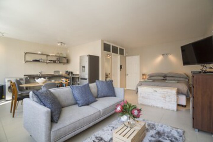 Senator Park Suite 6