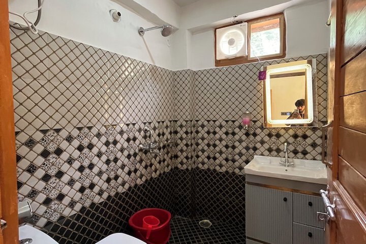 Room 17 of 27