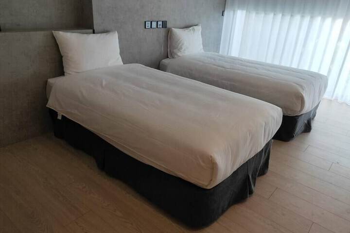 Room 9 of 28