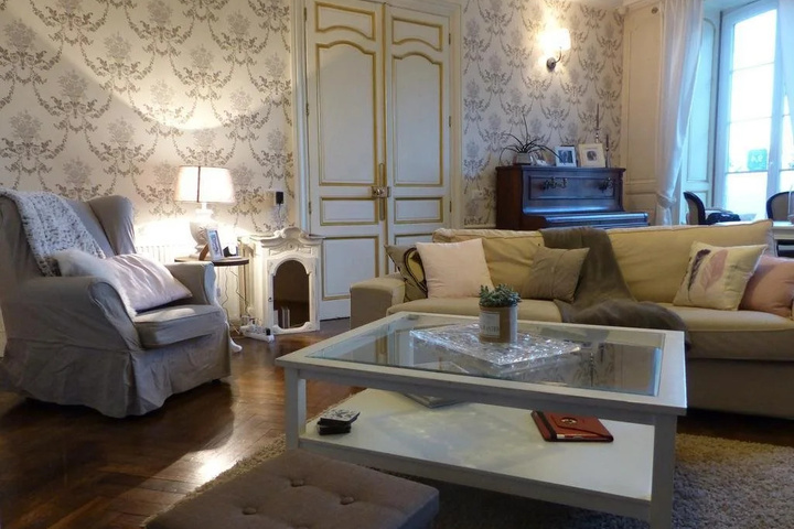Room 4 of 9