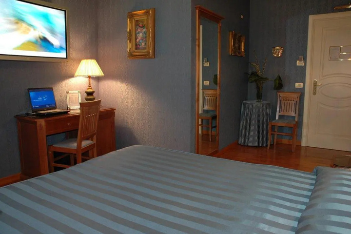 Room 5 of 8
