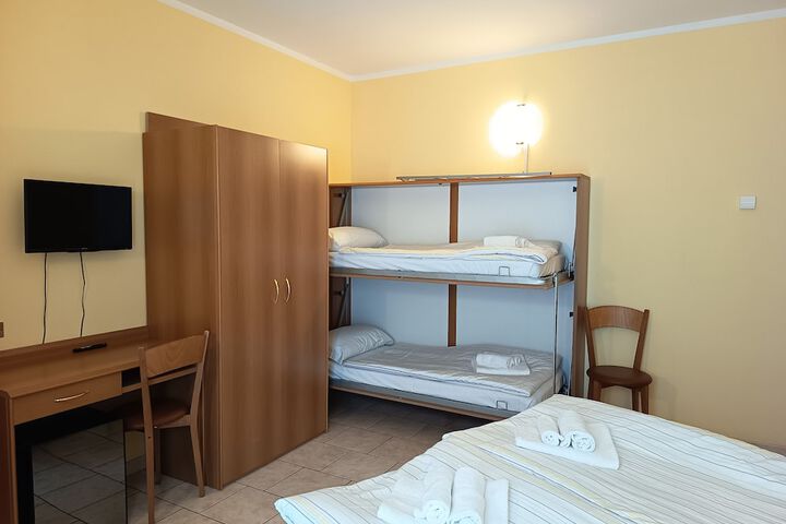 Room 12 of 32