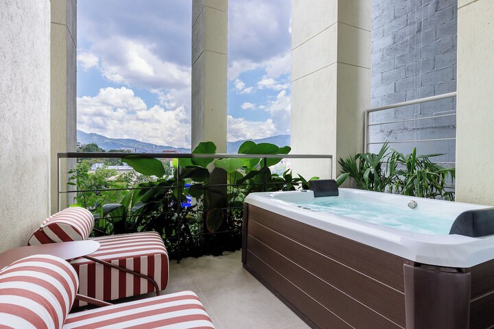 Hot Tub 80 of 102
