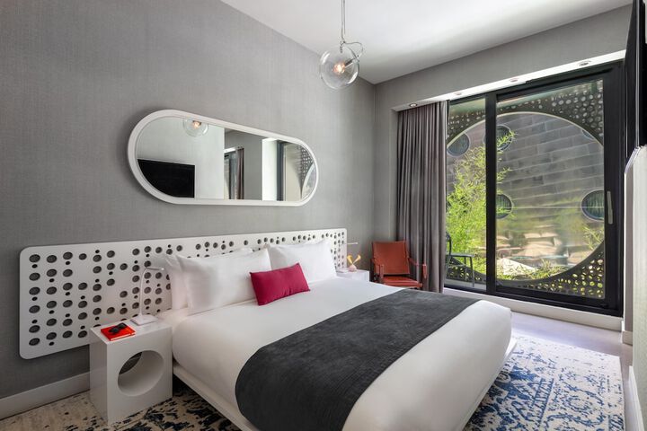 Room 53 of 147