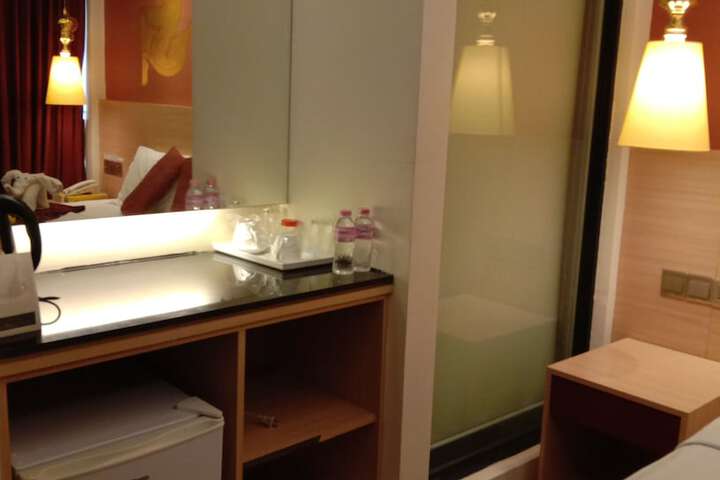 Room 13 of 30