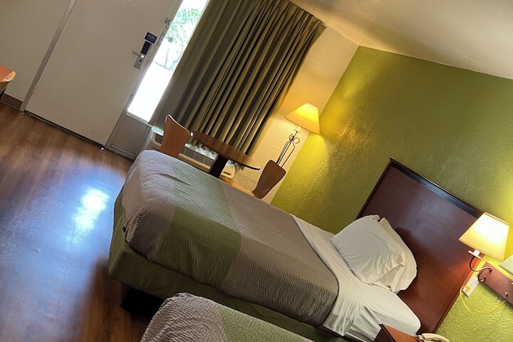 Room 9 of 20