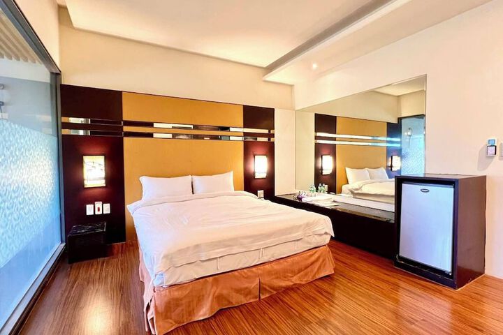 Room 17 of 33
