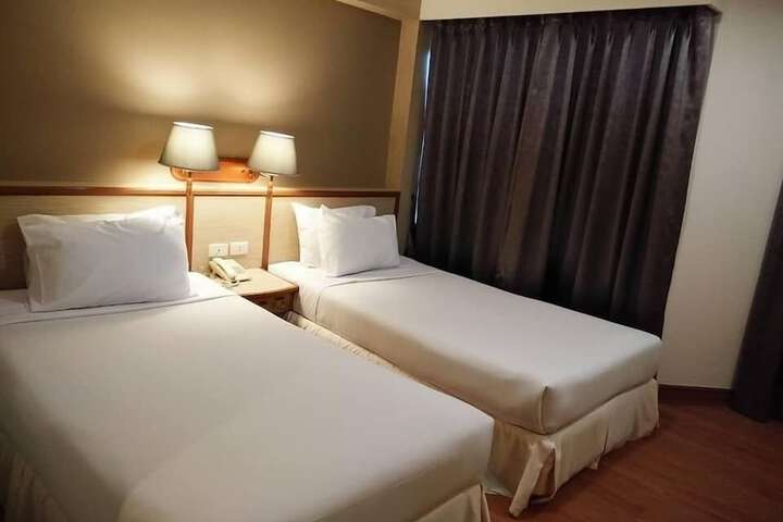 Room 6 of 14