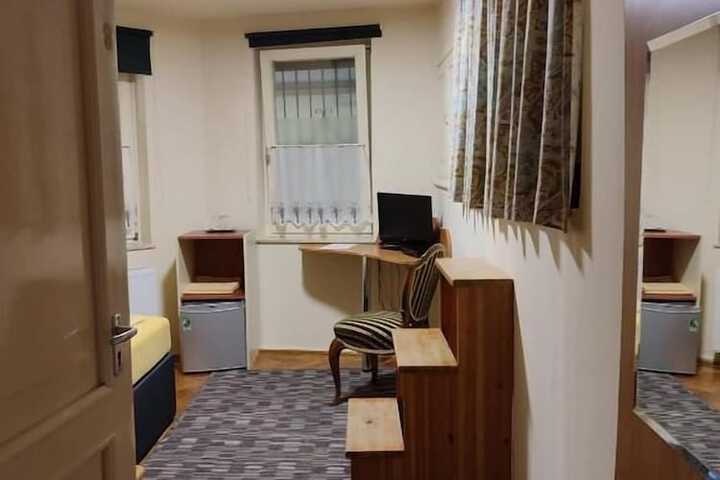 Room 17 of 38