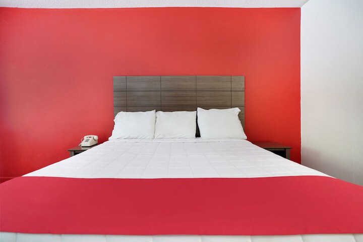 1 King Bed (5 of 12)