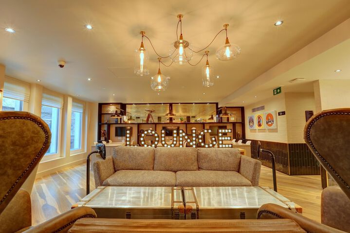 Lounge 16 of 18