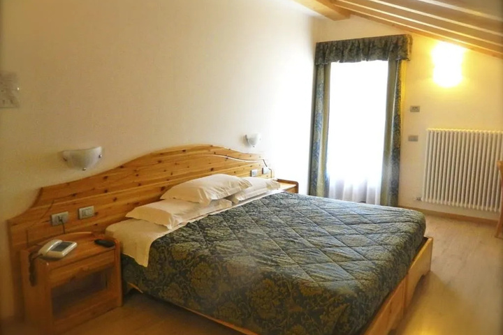 Room 2 of 10