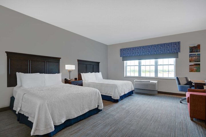 2 Queen Beds (12 of 13)