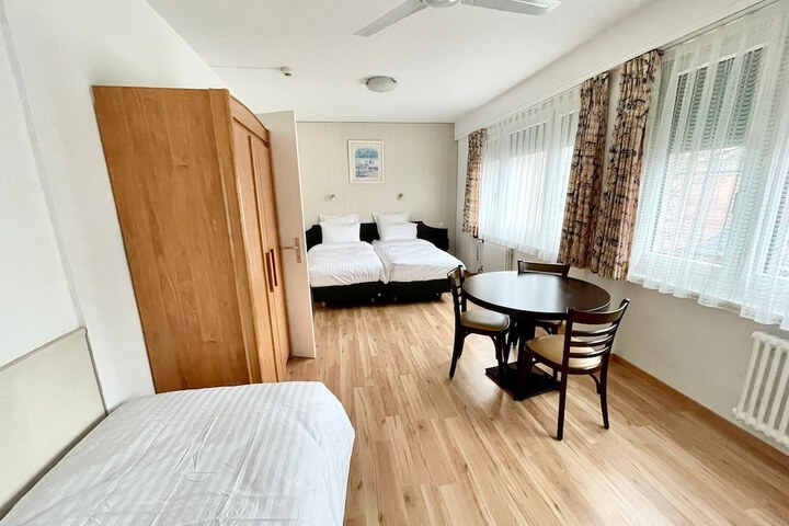Room 4 of 83